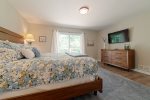 King Bed, Smart TV & Easy Access to Back Deck